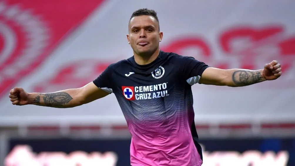 Jonathan Rodríguez en partido con Cruz Azul