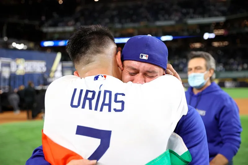 AP Julio Urías y Víctor González se abrazan tras ganar la Serie Mundial
