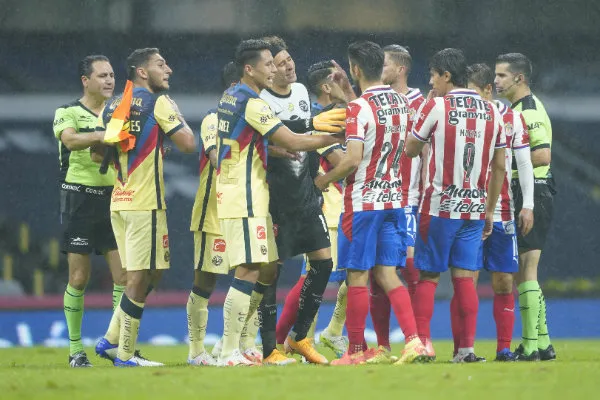 Jugadores de Chivas y América en discusión