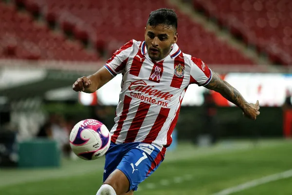 Alexis Vega en acción con Chivas