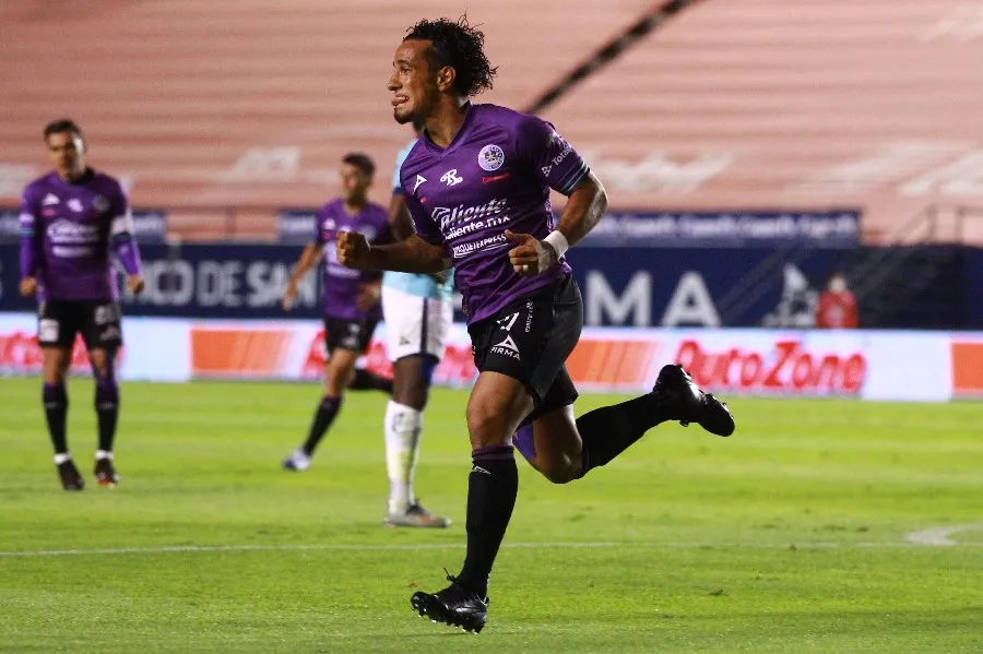 Sanvezzo celebrando un gol ante Atlético de San Luis