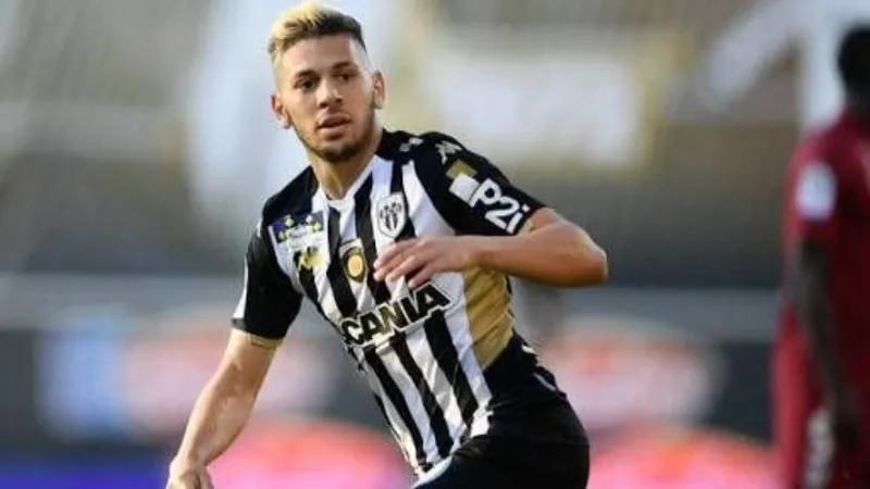 ESPECIAL Farid El Melali en un partido con el Angers