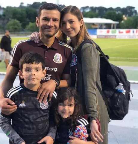 INSTAGRAM @jaimelozano21 Jimmy Lozano y su familia en una concentración del Tri