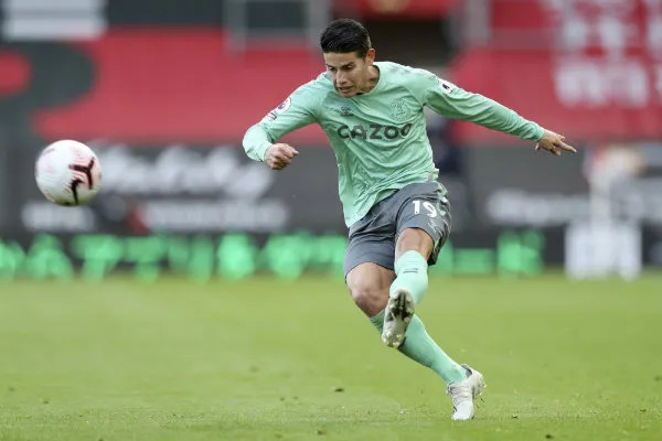 James Rodríguez en acción con Everton