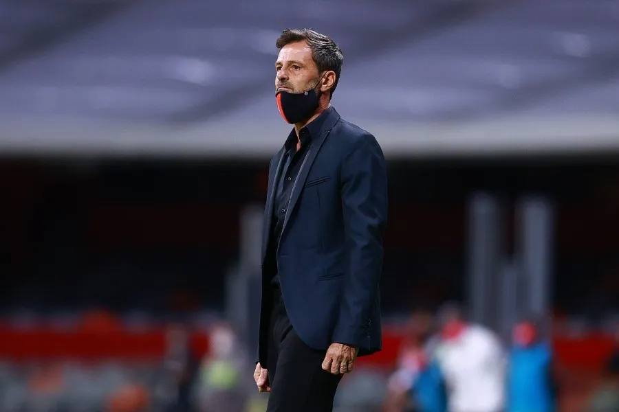 Diego Cocca durante un partido con Atlas