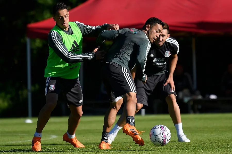 Marco Fabián y Chicharito durante un entrenamiento del Tri