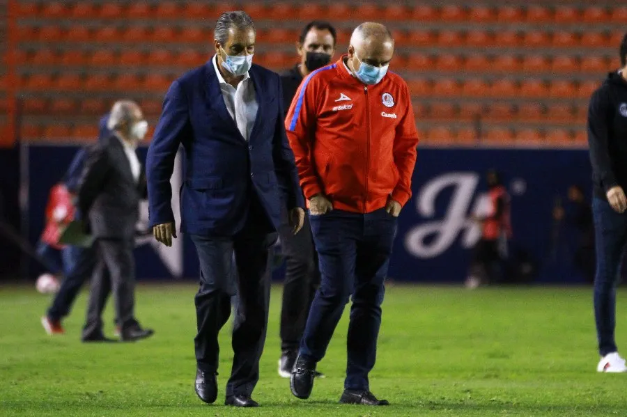 Memo Vázquez platicando con Tomás Boy