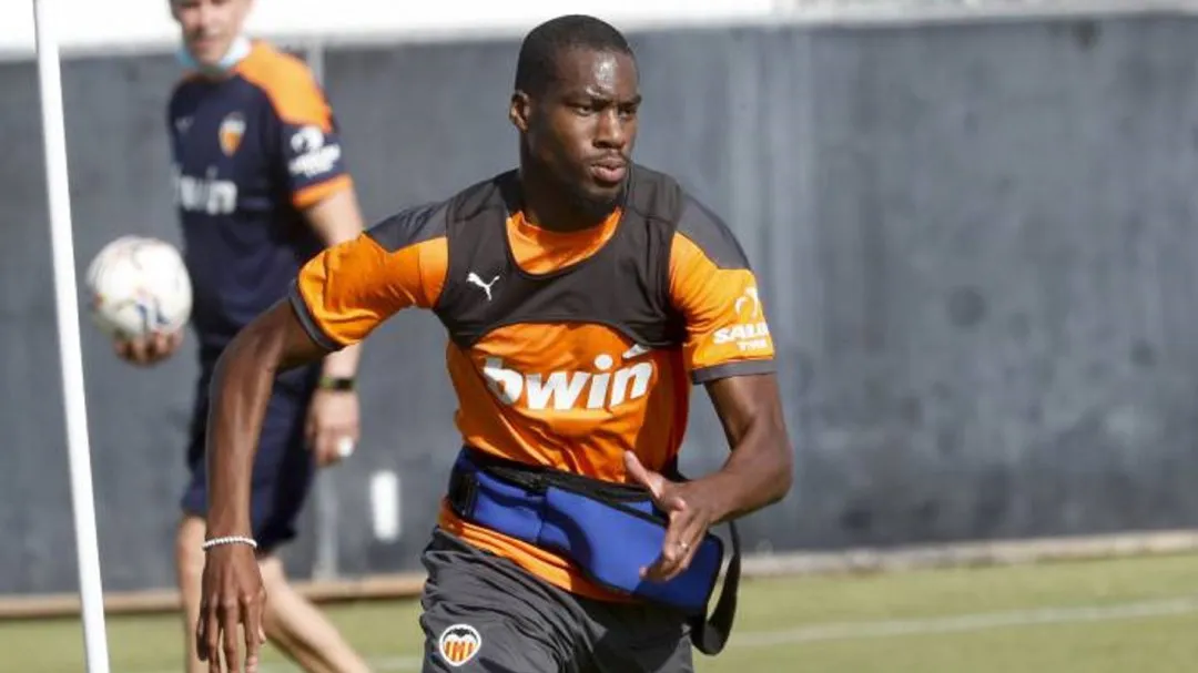 AP Kondogbia en un entrenamiento con el Valencia