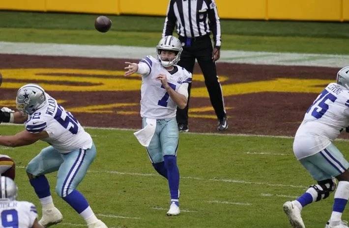 Ben DiNucci lanza el ovoide en un juego ante Washington