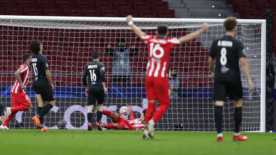 Héctor Herrera celebra el gol de Félix
