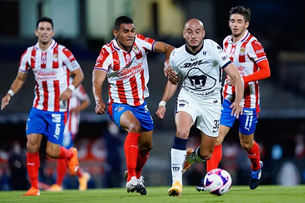 La disputa entre los jugadores durante el partido