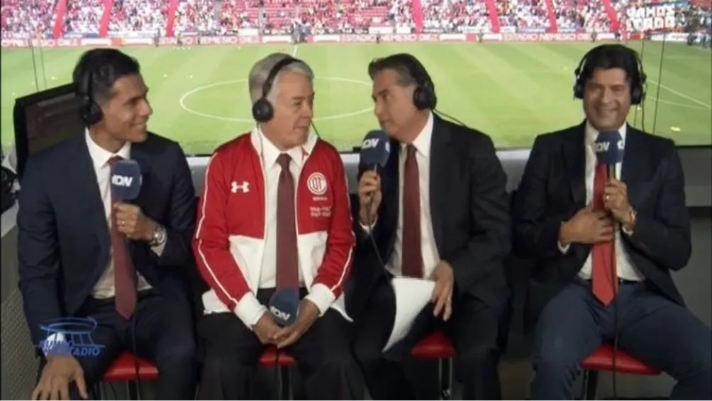 @TUDNLive Juan Dosal durante una transmisión con Televisa