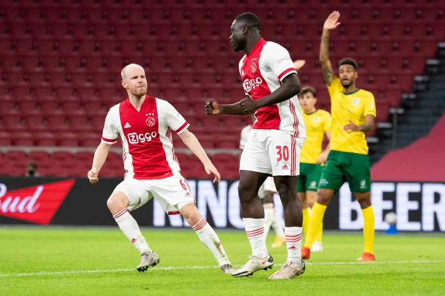 Brian Brobbey luego de anotar a favor del Ajax