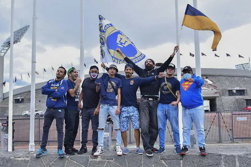 Fans de Pumas a las afueras de CU