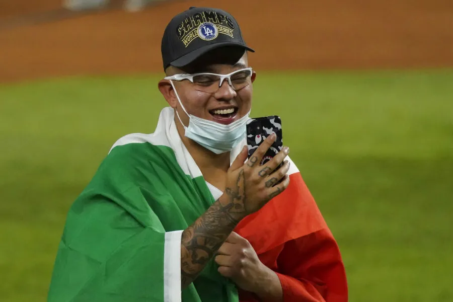 Julio Urias festejando el título de la MLB