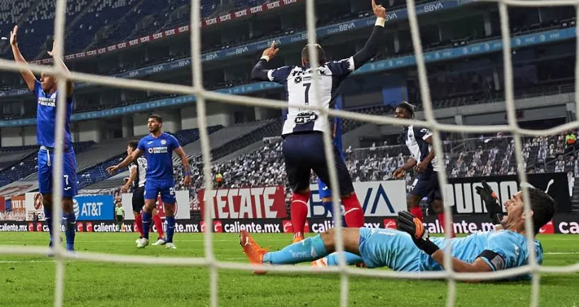 Funes Mori firma ante La Máquina