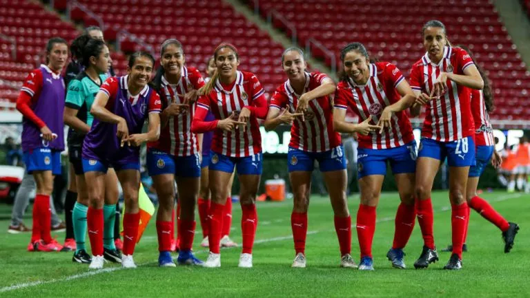 Chivas femenil en festejo de gol