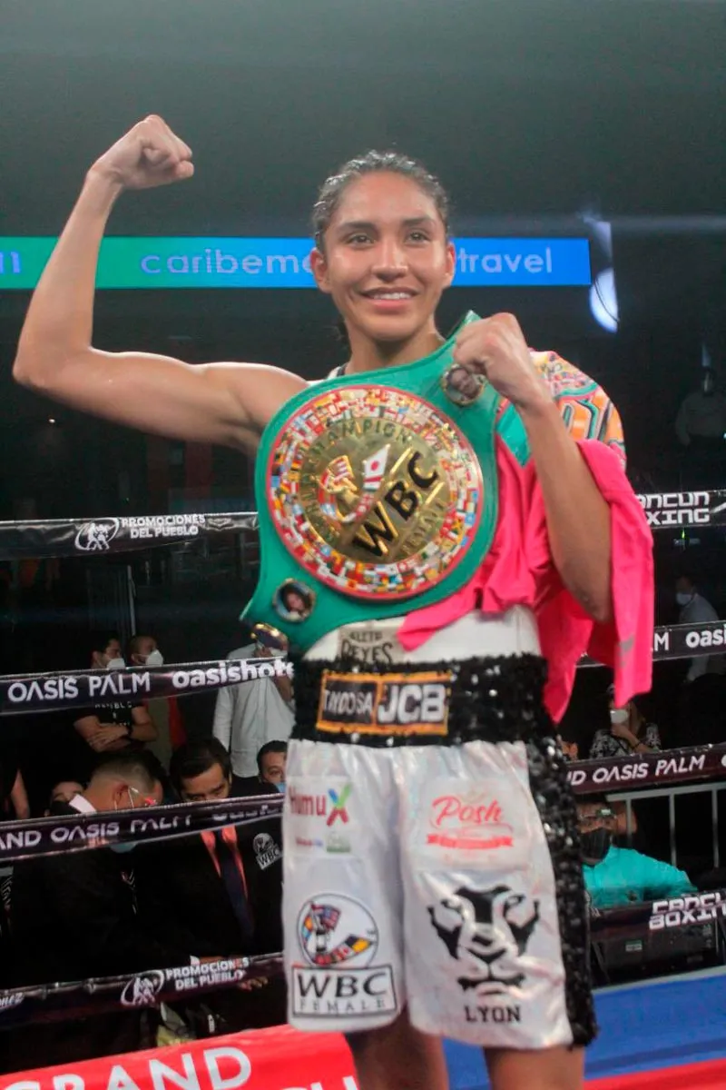 CORTESÍA CANCÚN BOXING La Cobrita celebrando su victoria