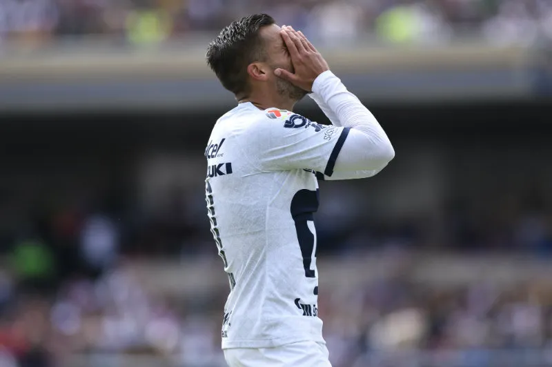 Iniestra en partido con Pumas