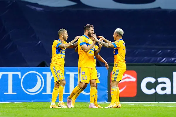 Jugadores de Tigres festejan un gol