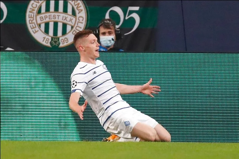 AP Viktor Tsyhankov celebra un gol