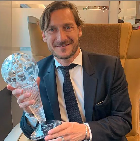 INSTAGRAM @francescototti El italiano presume un galardón