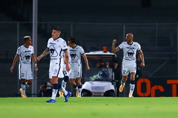 Carlos González en festejo con Pumas