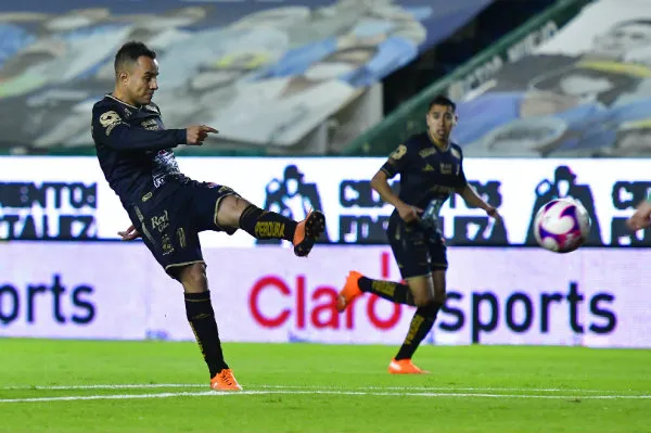 Luis Montes definiendo ante Acevedo