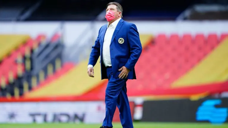 IMAGO7 Miguel Herrera arriba a la cancha Estadio Azteca