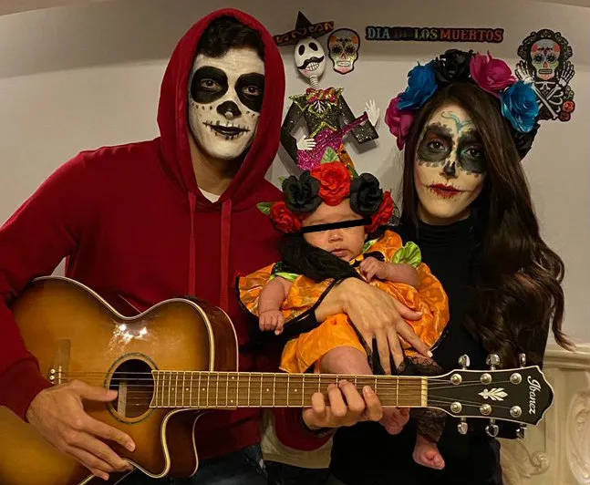 La familia Jiménez Basso caracterizados como en la película Coco