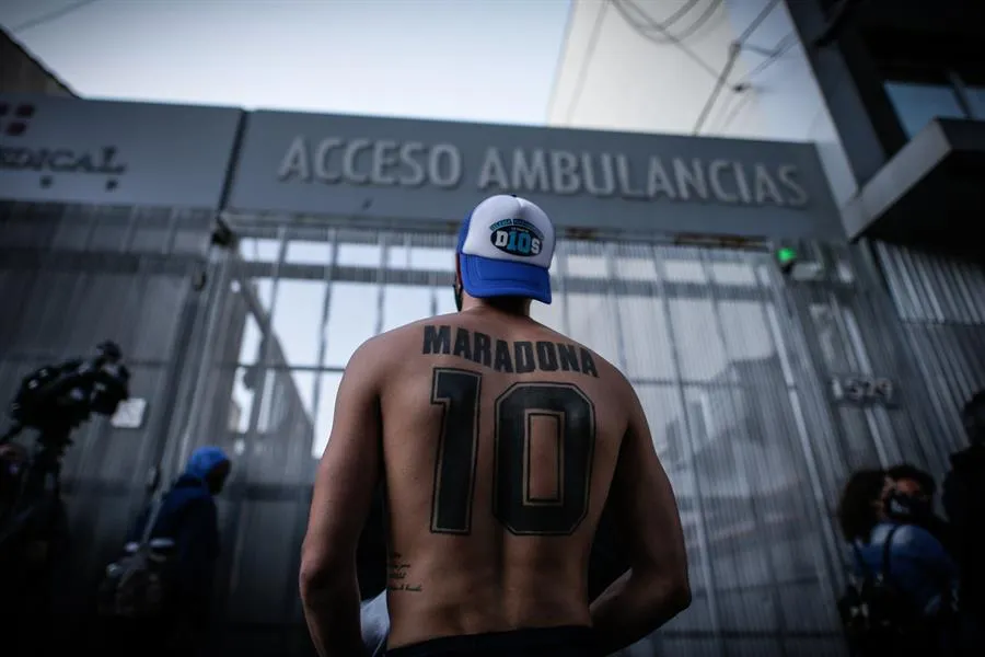 Aficionado de Maradona afuera del hospital