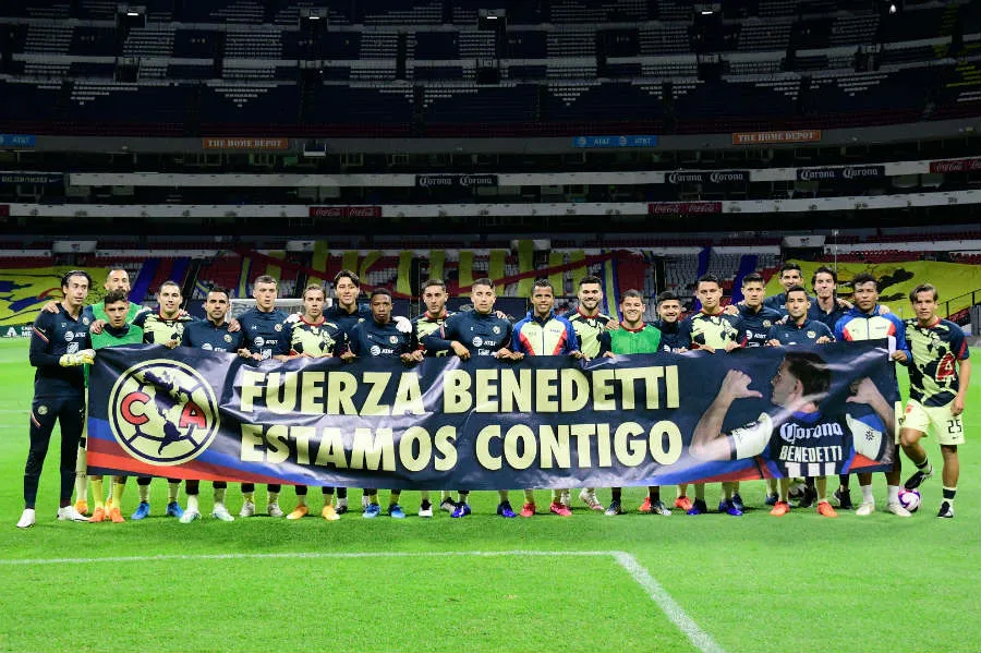 IMAGO7 Jugadores del América muestran pancarta en apoyo a Benedetti