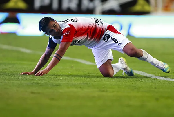 Dieter Villalpando en un duelo con Chivas