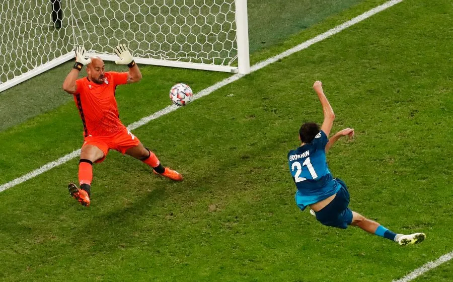 Aleksandr Yerokhin anotando el gol del Zenit