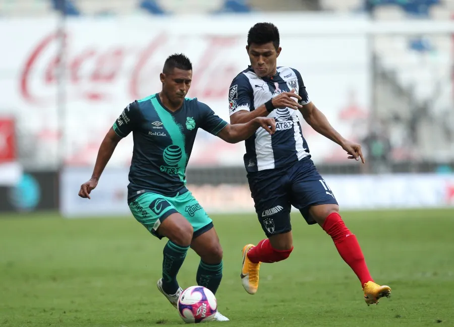 Jesús Gallardo en un partido con Rayados de Monterrey