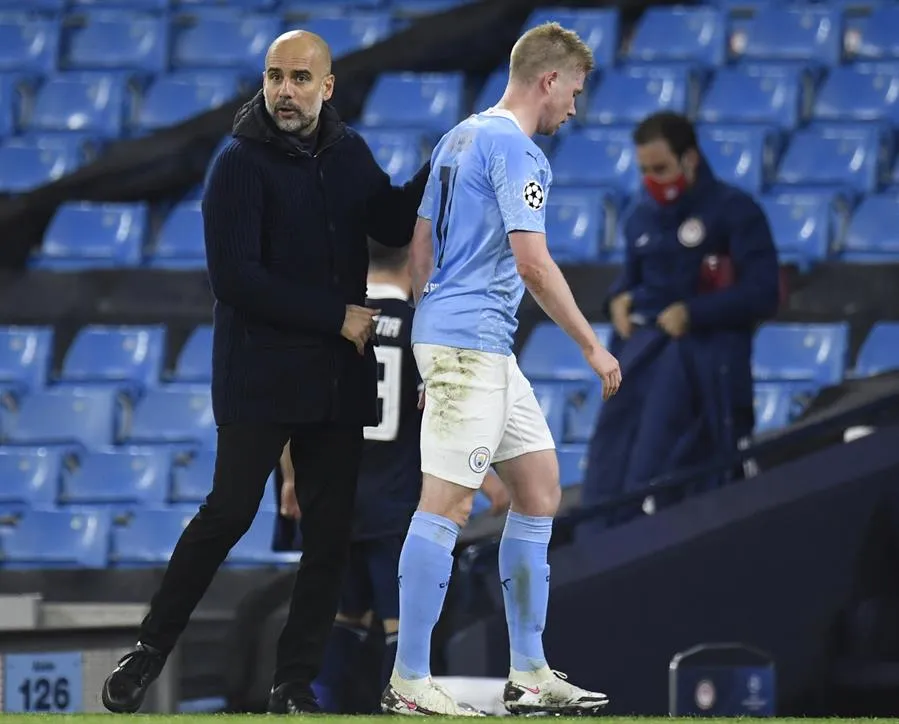 EFE Pep Guardiola, estratega del Manchester City, con de Bruyne