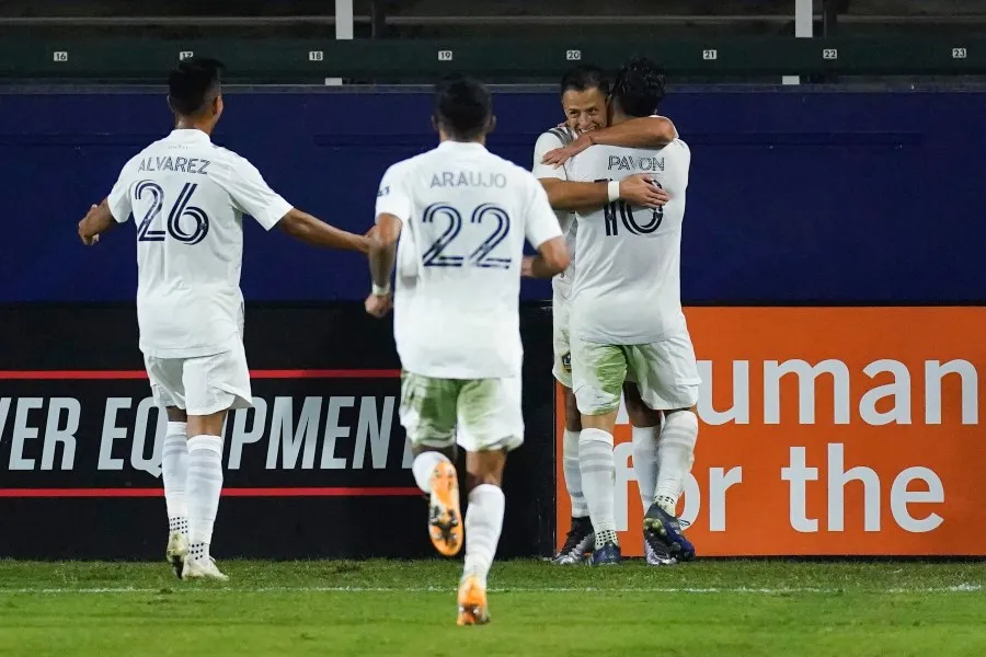 AP Chicharito Hernández festejando con sus compañero su gol