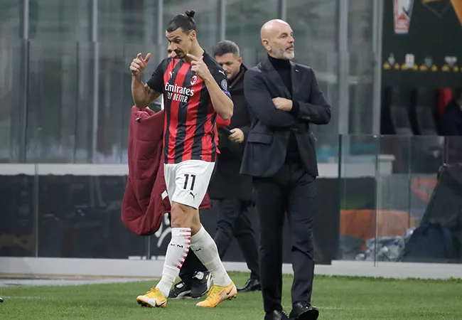 AP Zlatan, molesto tras salir de cambio