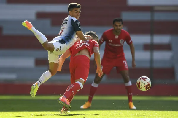 Fernando Beltrán en acción con Chivas