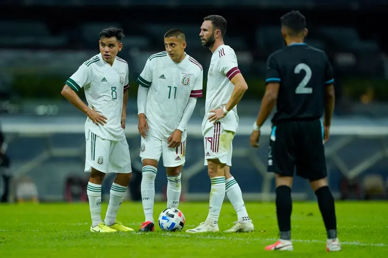 Alvarado en un partido del Tri