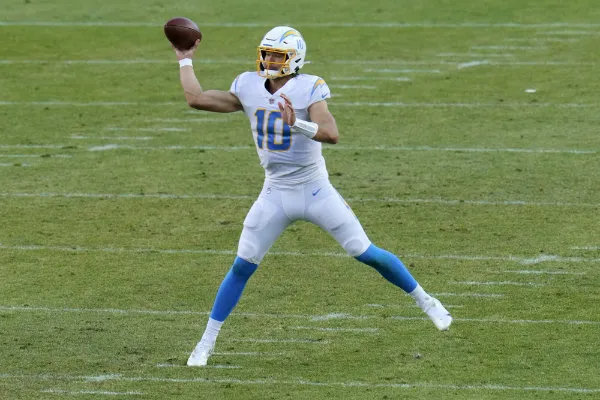 Justin Herbert en acción con Chargers
