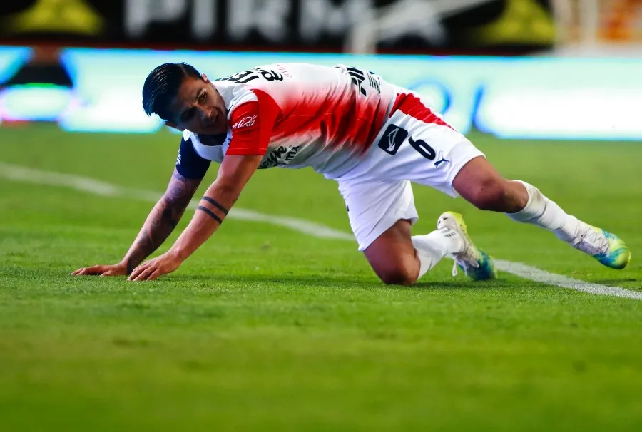Dieter Villalpando durante un partido con Chivas