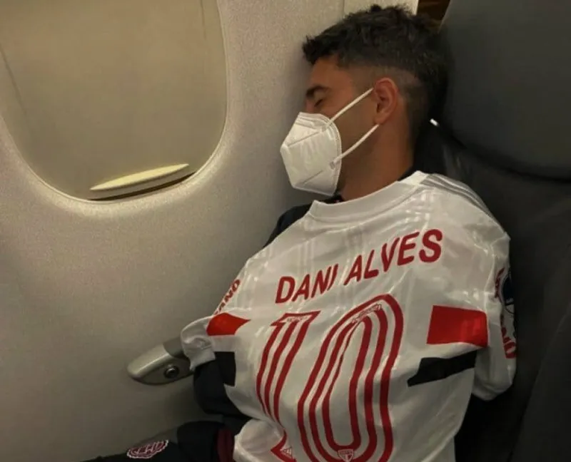 INSTAGRAM: @DIPLÁCIDO Di Plácido con playera de Dani Álvares