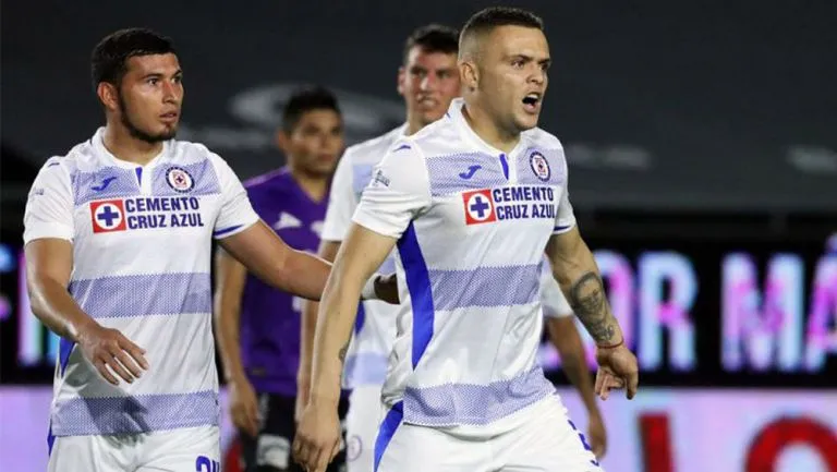 Cabecita festeja una diana con Cruz Azul