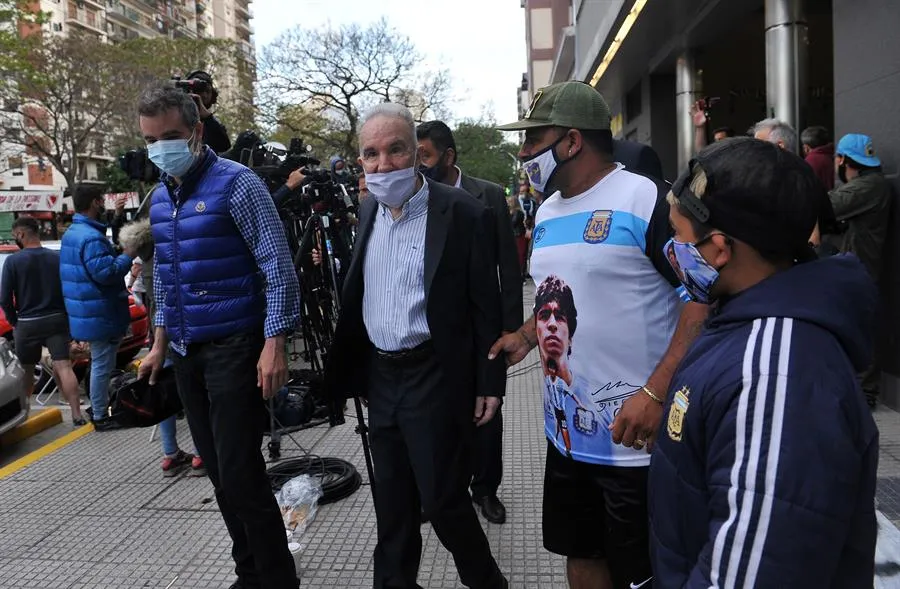 Doctor Alfredo Cahe a la salida del hospital