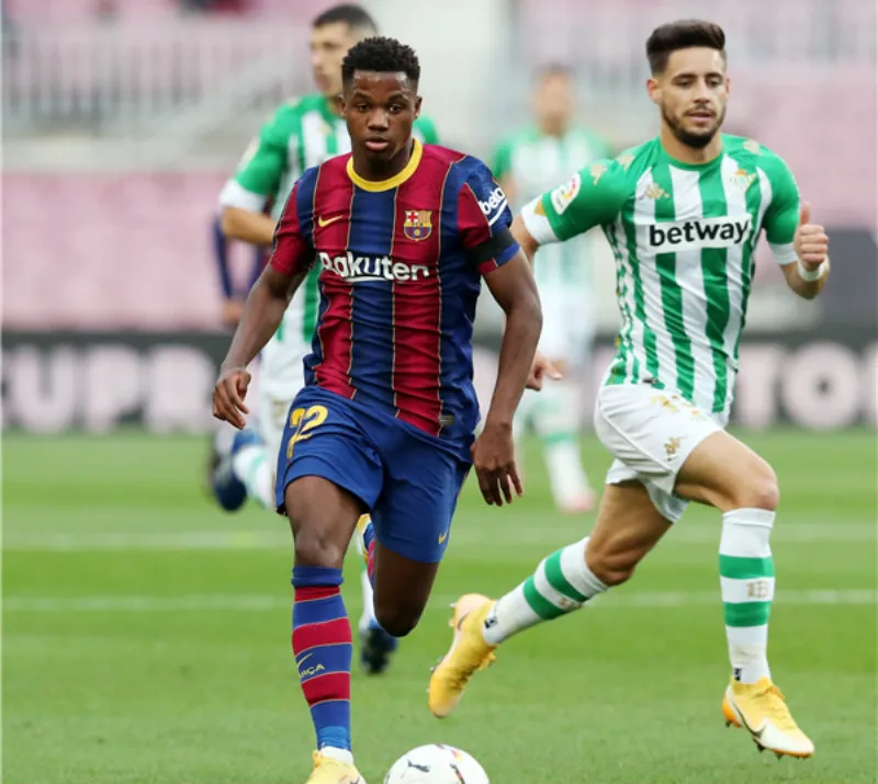 Fati en el juego ante el Betis