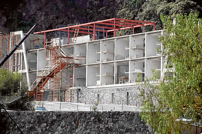 Así lucía el hotel durante su construcción
