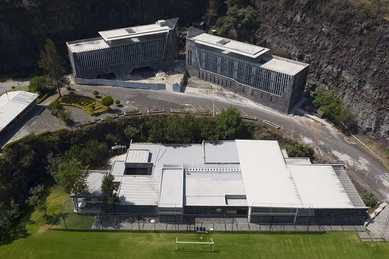 Toma panorámica del hotel de Pumas en Cantera