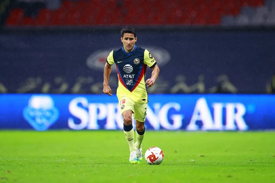 Luis Fuentes durante un partido con América