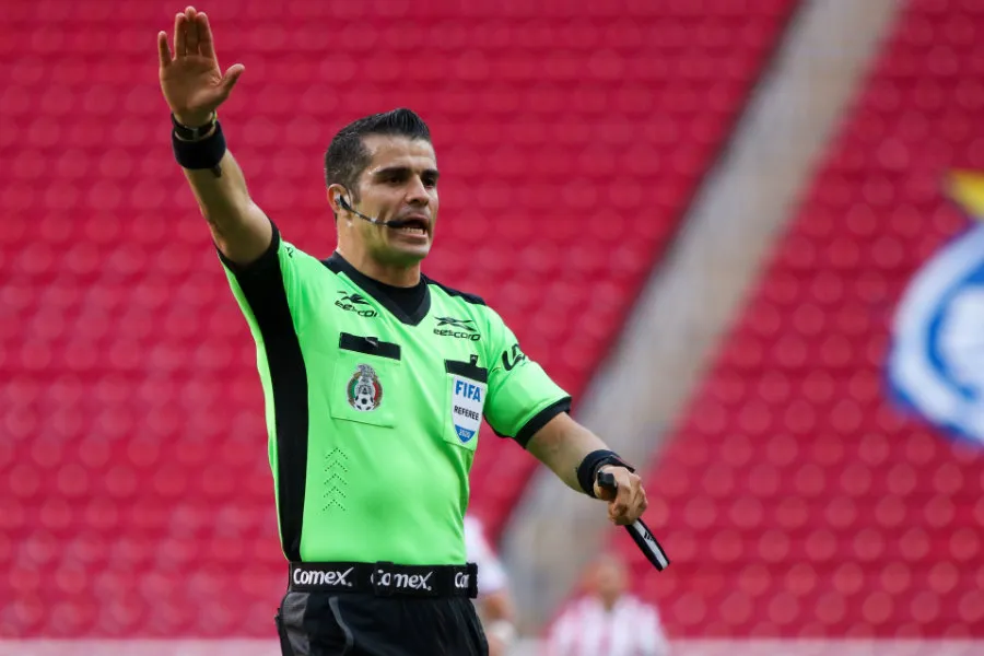 Fernando Hernández dio por bueno el gol de Alexis Vega